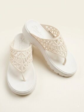 Skechers Lux Foams Size 8 in white - Good Condition